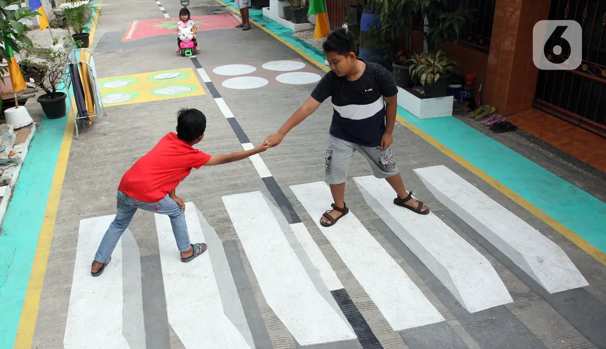Anak-anak bermain di atas lukisan tiga dimensi (3D) di Jalan Perumahan Bojong Depok Baru 1, RT 03/RW 19 Bojonggede, Bogor, Jawa Barat, Selasa (3/8/2020). Dalam rangka menyambut HUT ke-75 RI, warga berbenah memperindah lingkungan dengan melukis 3D pada jalan. (merdeka.com/Arie Basuki)