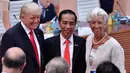 ki-ka) Presiden AS Donald Trump, Presiden RI, Joko Widodo dan Managing Director Dana Moneter Internasional (IMF) Christine Lagarde berpose pada hari kedua KTT G20 di Hamburg, Jerman, (8/7). (AFP Photo/John Macdougall) 