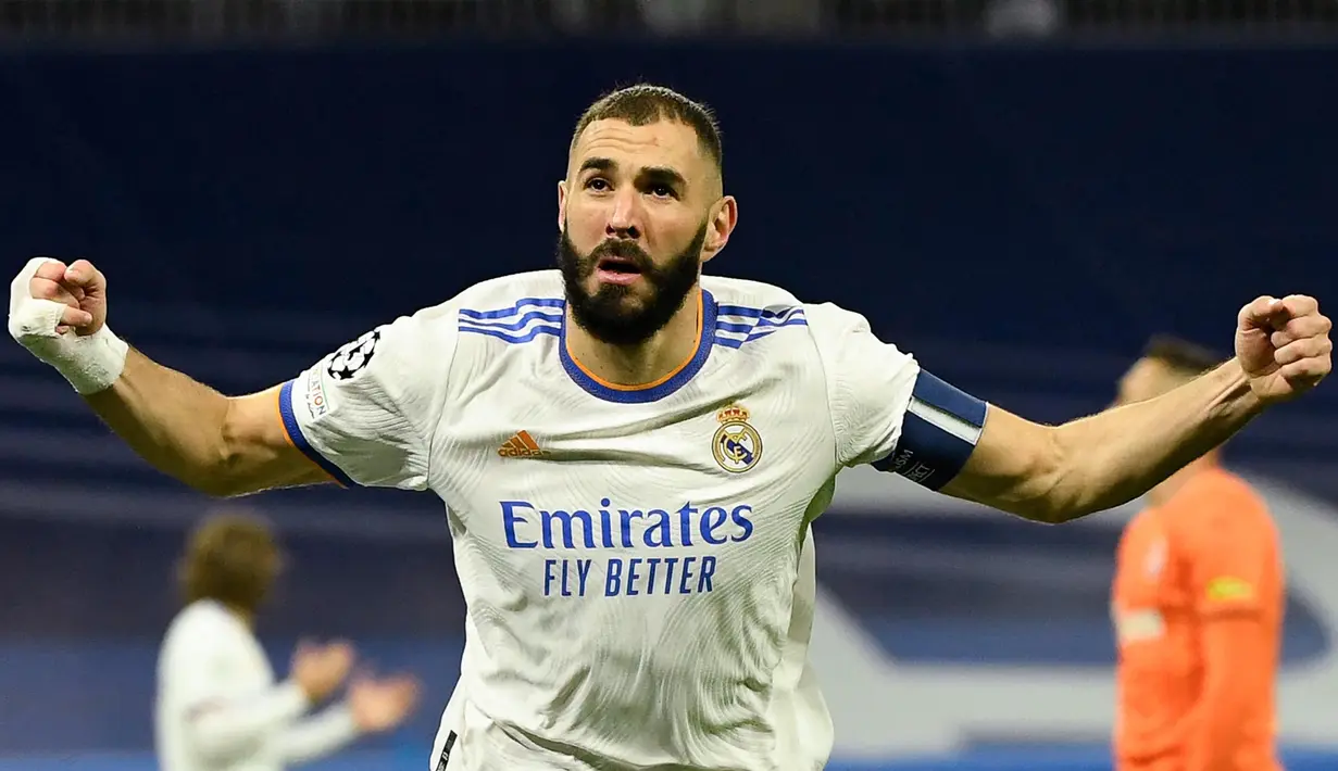 Karim Benzema - Bomber andalan real madrid ini kembali tampil gemilang. Dia mencetak brace dan membantu Los Blancos mempecundangi Shakhtar Donetsk 2-1 di Santiago Bernabeu. Sejauh ini Benzema telah mengoleksi empat gol di Liga Champions musim ini. (AFP/Pierre-Philippe Marcou)