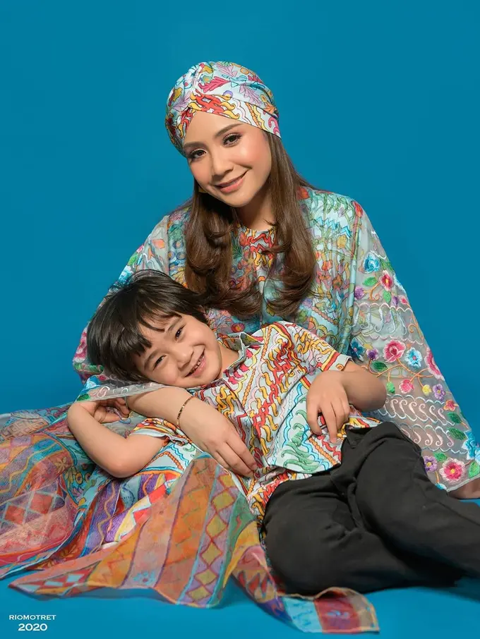 Nagita Slavina dan Rafathar. (Foto: Rio Motret dari Instagram @riomotret)