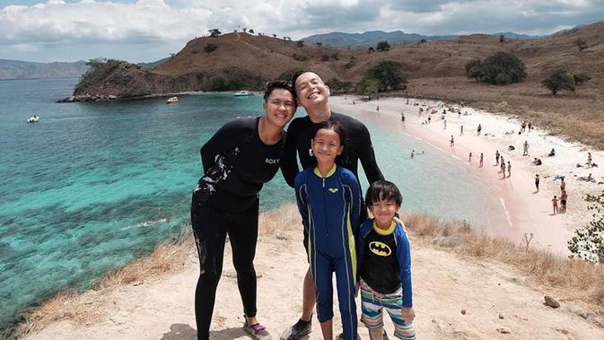 Keluarga Ernest Prakasa Saat Liburan. (Liputan6.com/IG/@ernestprakasa)