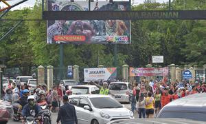 Petugas mengatur lalu lintas di depan kebun binatang Ragunan, Minggu (25/12) Ragunan menjadi pilihan warga untuk mengisi waktu liburan panjang. (Liputan6.com/Helmi Afandi)