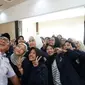 Wali Kota Cilegon Helldy Agustian foto bersama sejumlah mahasiswa Cilegon.