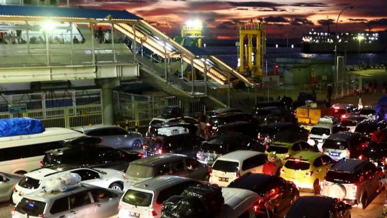 Bahkan kepadatan pemudik tak hanya terlihat di dermaga Pelabuhan Merak, tetapi juga terjadi hingga di dalam Tol Merak.&nbsp;Liputan6.com/Angga Yuniar
