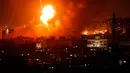 Bola api meledak selama serangan udara Israel di Gaza City, Rabu (8/8). Sirene dibunyikan di beberapa daerah dekat perbatasan dengan Gaza, memperingatkan warga untuk mencari tempat perlindungan segera. (MAHMUD HAMS/AFP)