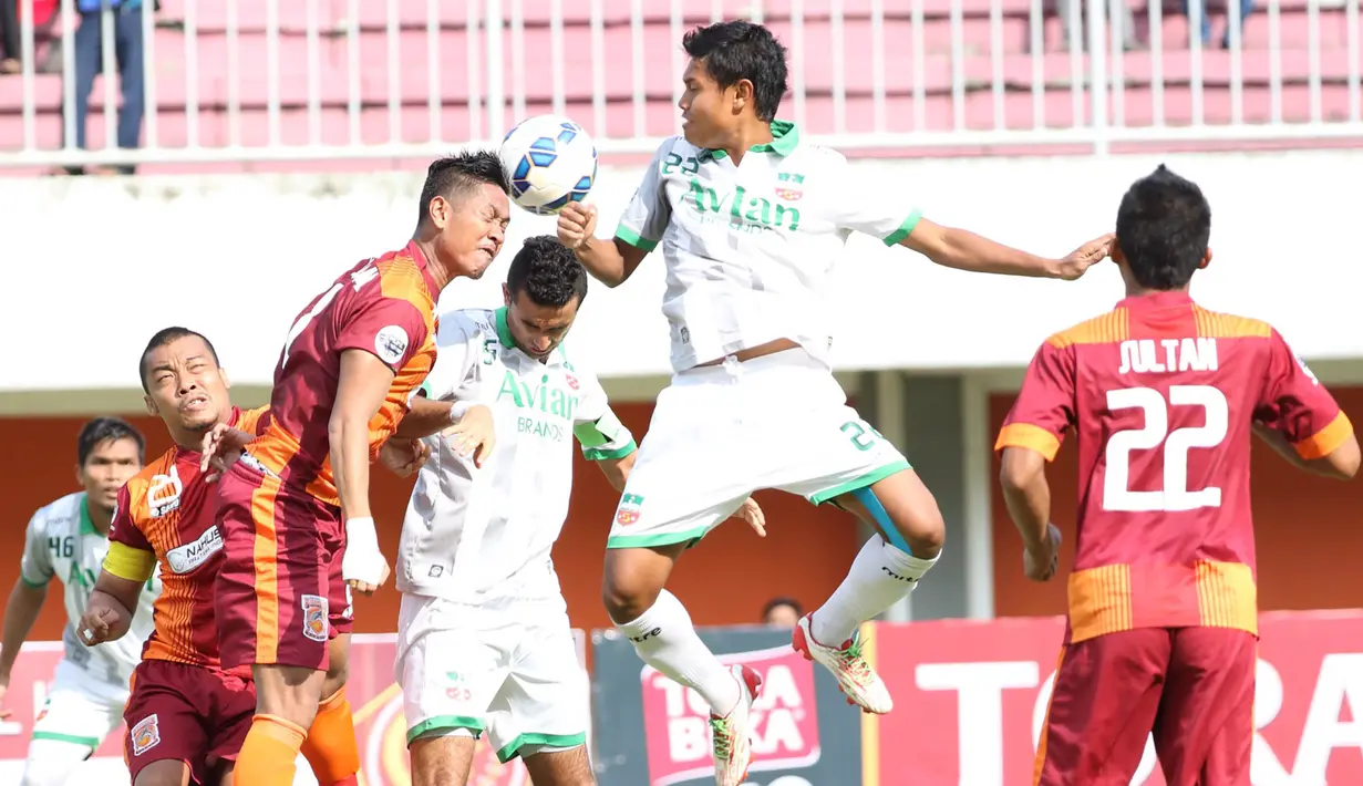 Pemain Surabaya United, Fandi Eko, duel udara dengan pemain Pusamania Borneo FC, Jajang Mulyana, pada babak 8 besar Piala Jenderal Sudirman di Stadion Maguwoharjo, Sleman, Minggu (13/12/2015). (Bola.com/Nick Hanoatubun)