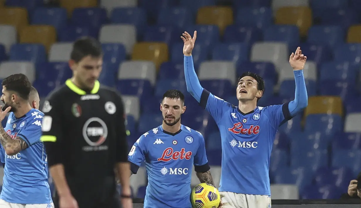 Gelandang Napoli, Eljif Elmas (kanan) berselebrasi usai mencetak gol ke gawang Spezia pada pertandingan perempat final Coppa Italia di stadion Maradona di Naples, Italia, Jumat (29/1/2021). Kemenangan ini mengantarkan Napoli ke semifinal Coppa Italia. (Alessandro Garofalo/LaPresse via AP)
