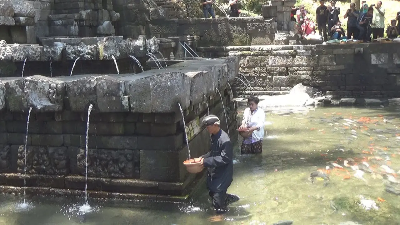 33 Perawan Lakukan Ritual Ruwat di Mata Air Jolotundo Trawas 
