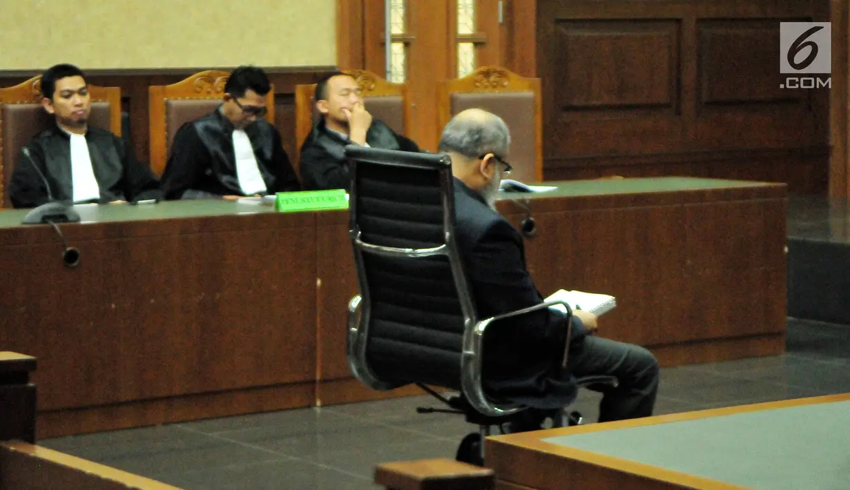 Mantan Hakim Konstitusi, Patrialis Akbar saat menjalani sidang putusan di Pengadilan Tipikor, Jakarta, Senin (4/9). Selain itu, Patrialis juga diwajibkan membayar denda Rp 300 juta subsider 3 bulan kurungan. (Liputan6.com/Helmi Afandi)