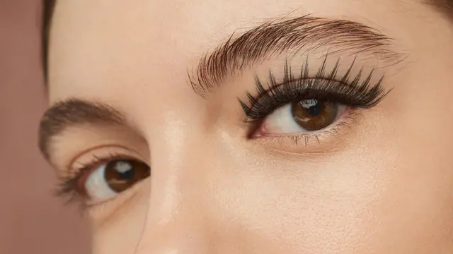 2. Fake Lashes Membuat Mata Terlihat Lebih Tegas
