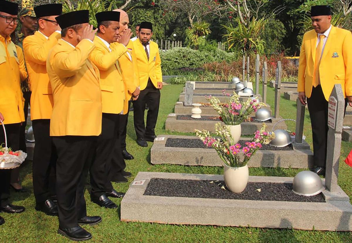 FOTO: Bahlil Lahadalia Pimpin Ziarah TMP Kalibata di HUT ke-61 Partai Golkar