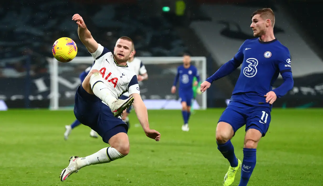 Bek Tottenham Hotspur, Eric Dier (kiri) mengontrol bola di depan striker Chelsea, Timo Werner dalam laga lanjutan Liga Inggris 2020/21 pekan ke-22 di Tottenham Hotspur Stadium, London, Kamis (4/2/2021). Tottenham Hotspur kalah 0-1 dari Chelsea. (AFP/Clive Rose/Pool)