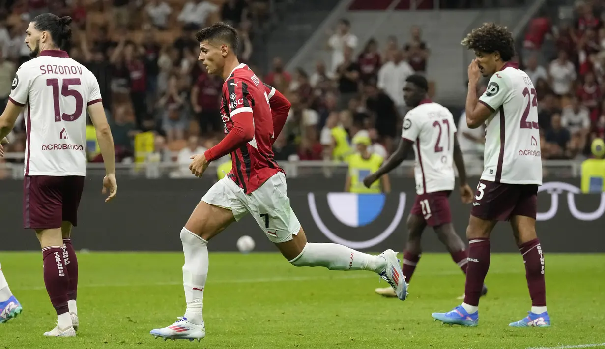 Didatangkan dari Atletico Madrid, Alvaro Morata langsung mencetak gol dalam laga debutnya saat membawa timnya AC Milan menahan imbang tamunya Torino 2-2 pada laga pekan pertama Serie A 2024/2025 di San Siro Stadium, Milan (17/8/2024). Sempat tertinggal dua gol, Alvaro Morata mampu menjadi inspirator comeback tuan rumah dengan mencetak gol pada menit ke-89, hingga akhirnya Noah Okafor mampu mengunci hasil imbang 2-2 lewat golnya pada menit ke-90+5. (AP Photo/Antonio Calanni)