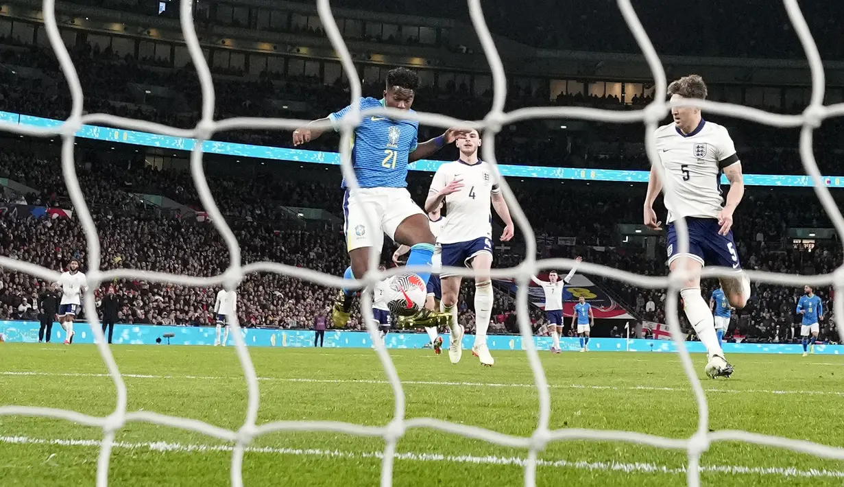 Pemain Brasil, Endrick (kiri) mencetak gol penentu kemenangan ke gawang Inggris pada laga FIFA Matchday yang berlangsung di Wembley, London, Inggris, Minggu (24/03/2024) WIB. (AP Photo/Alastair Grant)