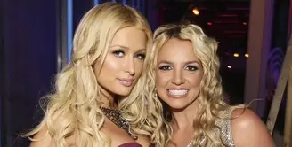 Tampil dengan gaun burgundy dan kalung bertumpuk, Paris Hilton tampil begitu chic. Aksen draperry pada rok hadirkan keunikan gaya tersendiri. [Foto: Instagram/ Paris Hilton]