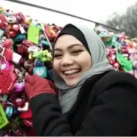 Dalam beberapa foto yang diunggah, keduanya tidak terlihat canggung. Kearaban malah terlihat pada keduanya. Selain saat foto berdua, saat bersama teman-temannya, Ridwan banyak disamping Rina. (Instagram/rinanose16)