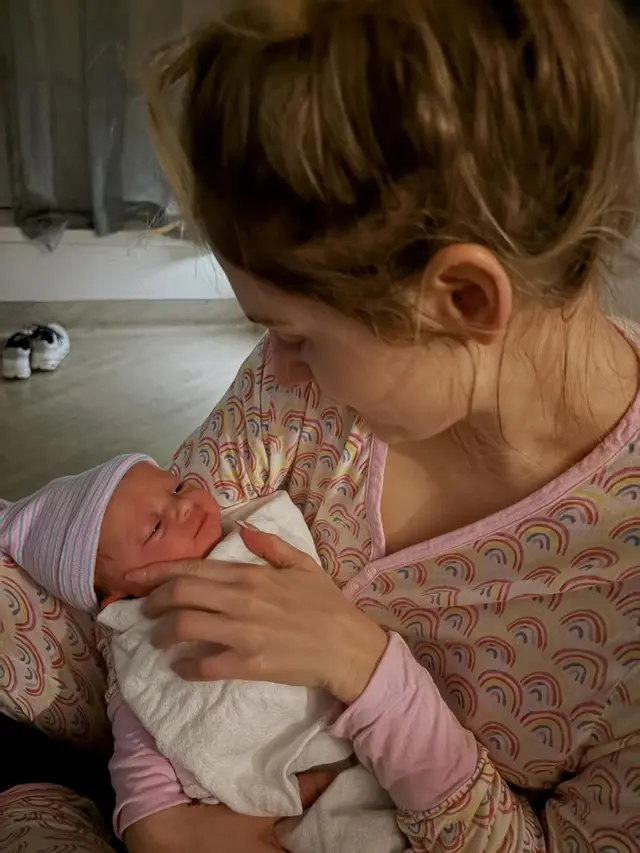 Potret Bare Face Meghan Trainor Sambut Kelahiran Anak Ketiga via Jasa ‘Ibu Pengganti’ Surrogate, Penuh Haru dan Cinta