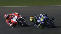 Persaingan Valentino Rossi dan Andrea Dovizioso pada MotoGP Qatar 2015. (Crash)
