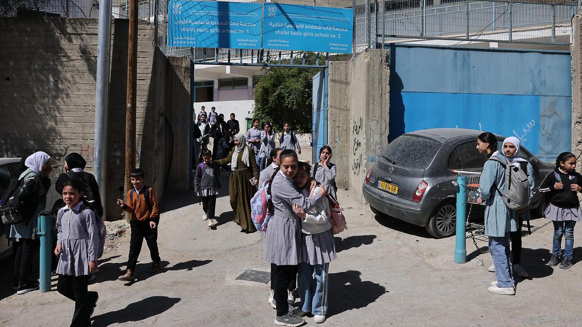 Potret Kesedihan Pelajar Tinggalkan Sekolah UNRWA di Yerusalem Timur yang Ditutup Israel