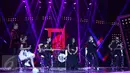 Kikan (kedua kanan) memberikan komentar saat manggung dengan Kotak di 'The Farewell Medley' Infotainment Awards 2016, Jakarta, Jumat (22/1/2016). Menunggu masa cuti Tantri, Kotak akan membuat projek bertajuk Kikan X Kotak. (Liputan6.com/Gempur M Surya)