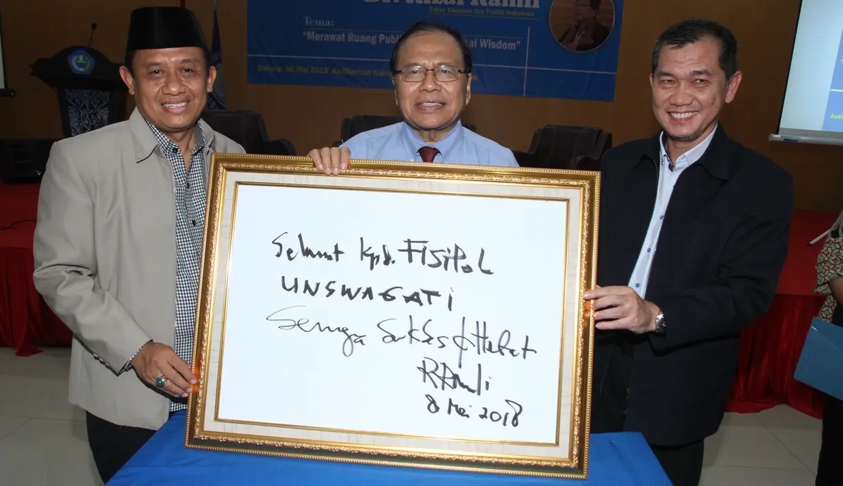 Rizal Ramli memberikan cinderamata seusai memberi kuliah umum di Universitas Swadaya Gunung Jati, Cirebon, Selasa (8/5). Dihadapan mahsiswa, Rizal berharap pemerintah memperhatikan perekonomian bangsa yang sudah lampu kuning. (Liputan6.com/Pool/Yasin)