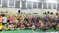 Ratusan dokter dari berbagai daerah di Indonesia mengikuti Kejuaraan Tenis Meja yang digelar Ikatan Dokter Penghobi Pingpong Indonesia (IDPPI) di Hall GOR Basket Universitas Kristen Maranatha, Bandung, Minggu (19/4/2026). (Bola.com/Erwin Snaz)