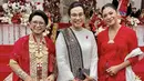 <p>Kali ini, Sri mulyani tampak mengenakan kebaya kuring putih, sedangkan Retno Marsudi tampil menawan dalam balutan baju bodo.</p>