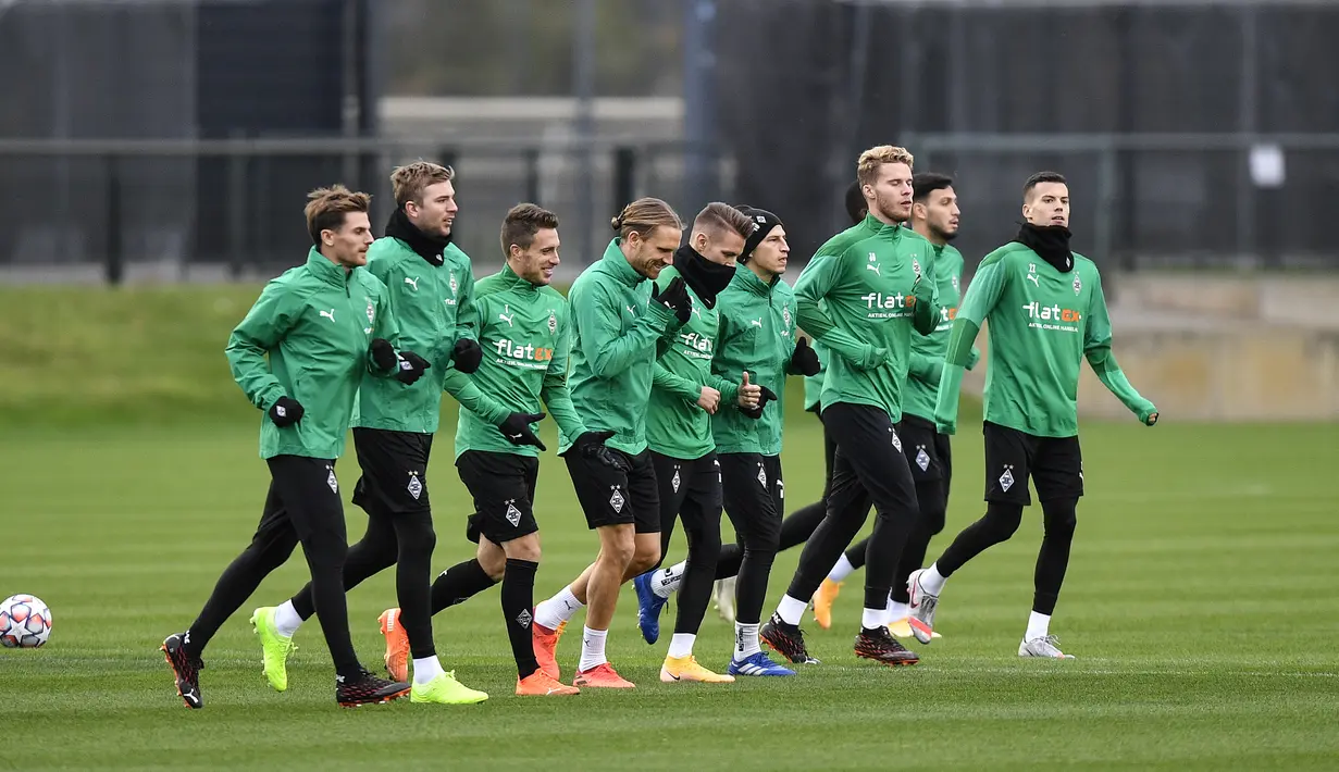 Para pemain Borussia Moenchengladbach melakukan pemanasan saat mengikuti latihan tim di Borussia-Park, Jerman (26/10/2020). Borussia Moenchengladbach akan bertanding melawan Real Madrid pada grup B Liga Champions. (AP Photo/Martin Meissner)