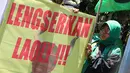 Massa PPP kubu Djan Faridz membawa aneka poster yang berisi sindiran kepada Menkumham Yasona Laoly, Jakarta, Senin (16/3/2015).Massa menuntut Yasona untuk segera mengesahkan PPP Djan Faridz yang telah dimenangkan PTUN. (Liputan6.com/Helmi Afandi)