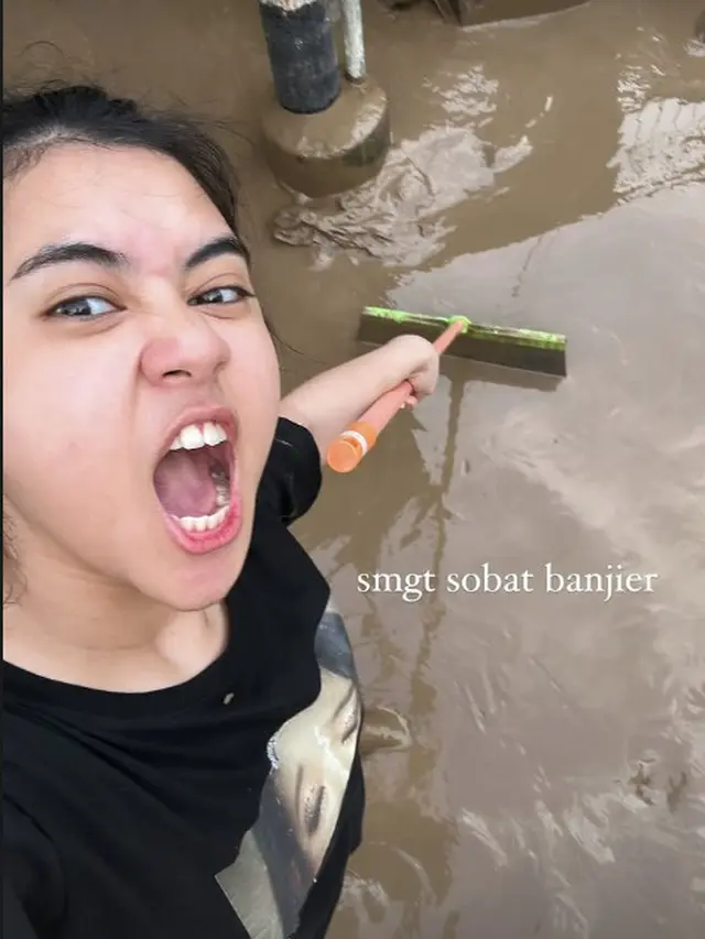 6 Potret Ziva Magnolya Ikut Bantu Bersihkan Lumpur Pasca Banjir, Rumahnya Tidak Terdampak