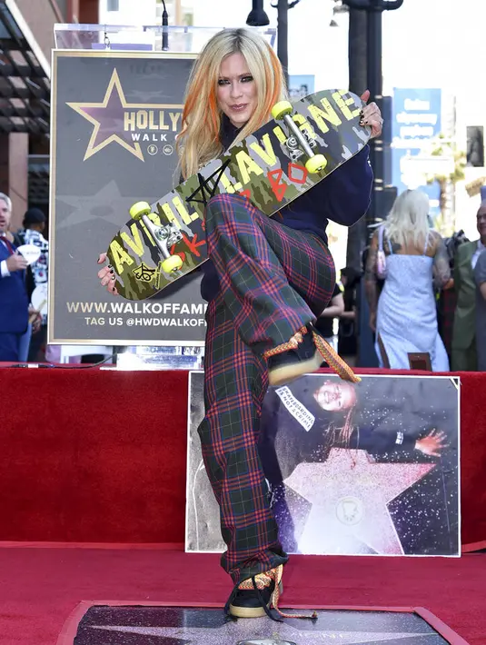 Avril Lavigne menerima bintang di Hollywood Walk of Fame. (Foto: Richard Shotwell/Invision/AP)