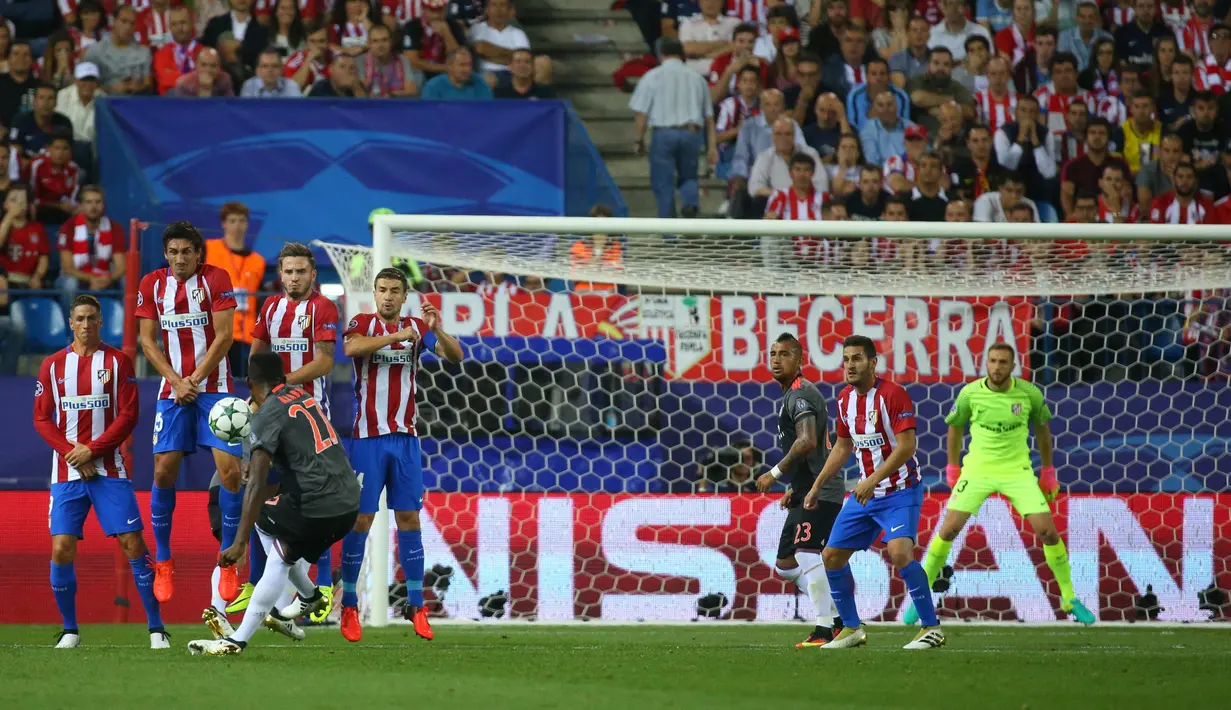 Bek Bayern Munich, David Alaba melakukan tendangan bebas saat melawan Atletico Madrid pada pertandingan Liga Champions Grup D di Madrid, Spanyol, (29/9). Atletico Madrid menang atas Bayern Munchen 1-0. (Reuters/Paul Hanna)
