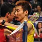 Sahabat sekaligus rival, Lee Chong Wei saat mengalahkan Taufik Hidayat di final Hong Kong Open Badminton Super Series pada Desember 2010 lalu. (AFP/Mike Clarke)