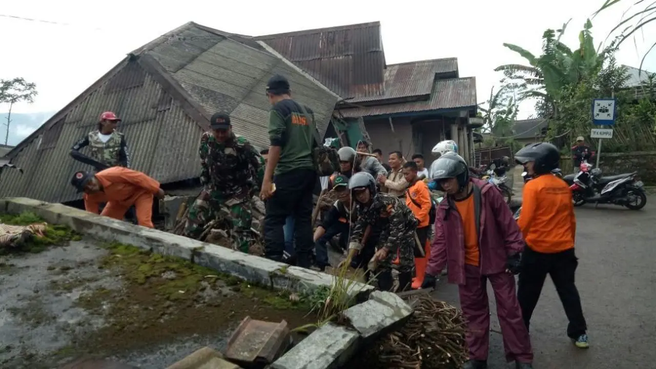 Gempa merusak gedung sekolah, rumah dan tempat ibadah di Kalibening, Banjarnegara. (Foto: Liputan6.com/SRU Banjarnegara/Muhamad Ridlo)