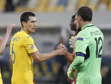 Pemain Ukraina merayakan kemenangan atas Swiss pada laga Nations League di Stadion Arena Lviv, Jumat (4/9/2020) dini hari WIB. Ukraina menang 2-1 atas Swiss. (AFP/Anatolii Stepanov)