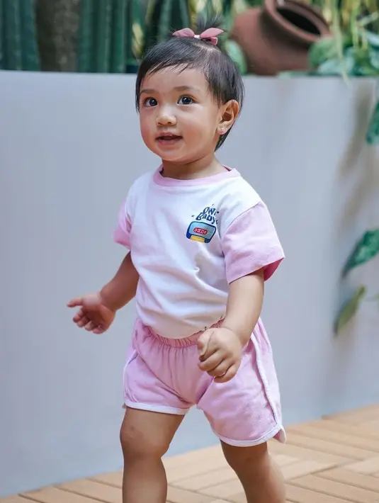 Irish juga terlihat senang melihat Amala sudah pintar menjadi model. Dari semua foto yang diunggah, gaya Amala sangat menggemaskan. [instagram/_irishbella_]