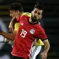 Pemain Kolombia, Santiago Arias (kiri) berebut bola dengan pemain Mesir, Abdallah El Saied pada laga uji coba di "Atleti Azzurri d'Italia Stadium”, Bergamo, (1/6/2018). Mesir dan Kolombia bermain imbang 0-0. (AFP/Marco Bertorello)