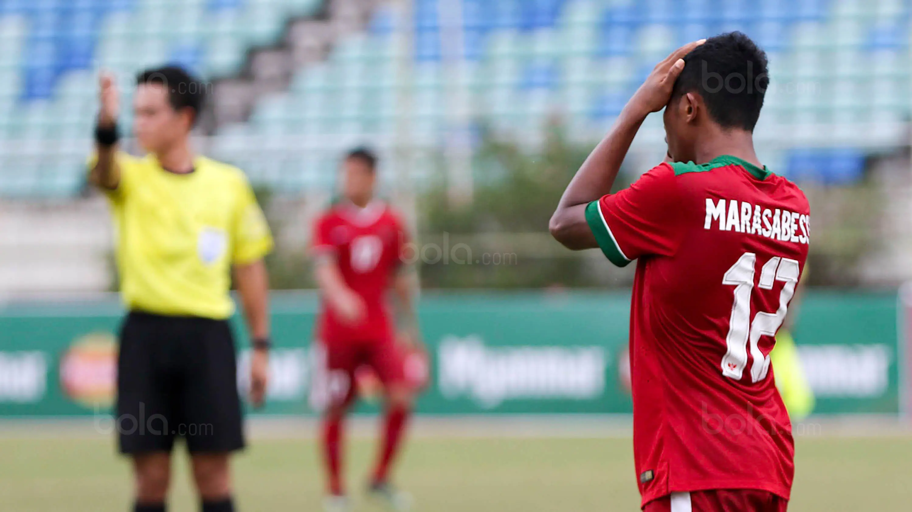 Pemain Timnas Indonesia U-19, Rifad Marasabessy, tampak kecewa usai kalah dari Vietnam pada laga AFF U-18 di Stadion Thuwunna, Yangon, Senin (11/9/2017). Indonesia kalah 0-3 dari Vietnam. (Liputan6.com/Yoppy Renato)