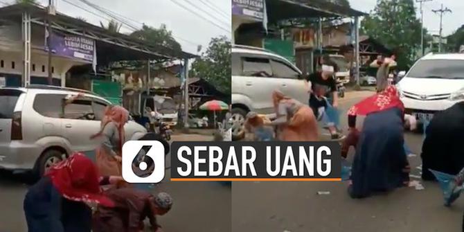 VIDEO: Viral Pemobil Sebar Uang di Jalanan