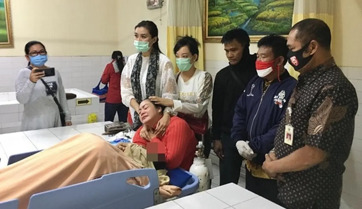 5 Momen Istri Didi Kempot Temani Jenazah Suami, Berusaha Tegar (sumber: KapanLagi.com)