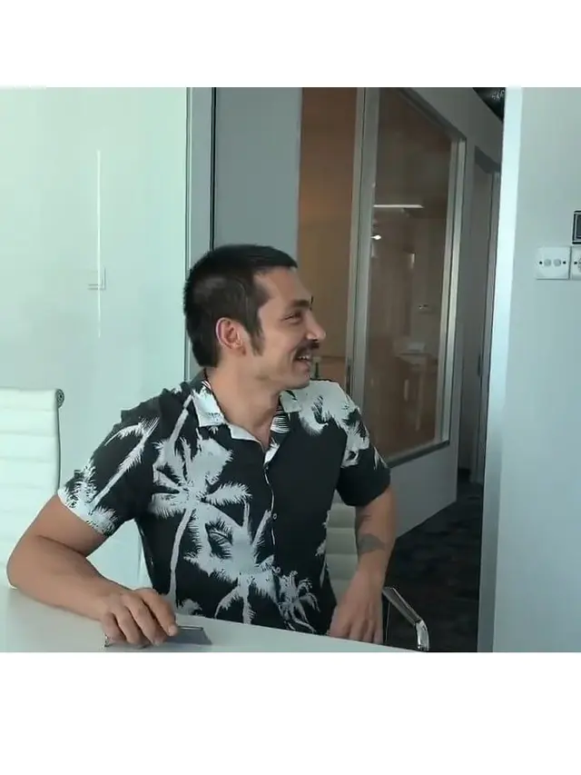 6 Penampilan Terbaru Abimana Aryasatya dengan Kumis Tebal Ini Bikin Pangling