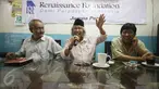 Budayawan Betawi Ridwan Saidi (tengah) bersama pengamat politik Renaissance Foundation Amir Hamzah dan Kamal hadir sebagai pembicara dalam diskusi Reklamasi Pantai Utara Jakarta di Cikini, Jakarta, Kamis (14/7). (Liputan6.com/Immanuel Antonius)