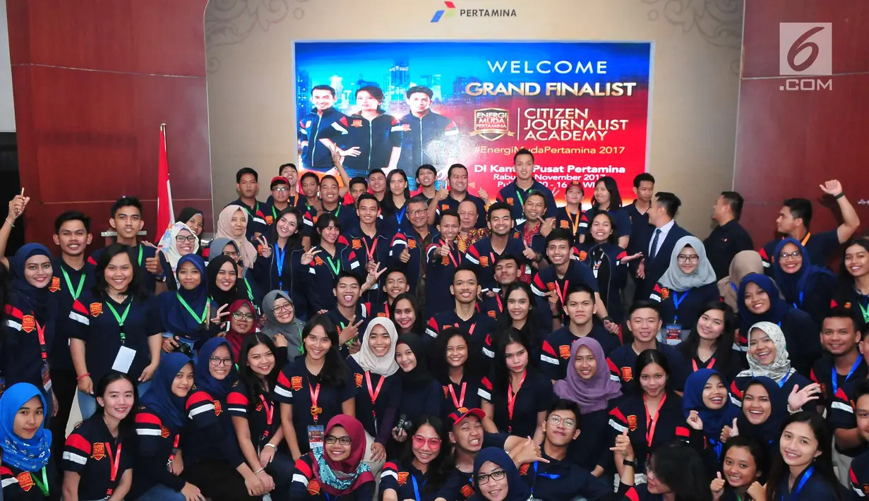 Para finalis Citizen Journalist Academy (CJA) Energi Muda Pertamina berfoto bersama Pemred Liputan6.com Mohamad Teguh dan Sekretaris Pertamina, Syahrial Mochtar saat berkunjung ke Kantor Pusat Pertamina, Jakarta, Rabu (15/11). (Liputan6.com/Helmi Afandi)
