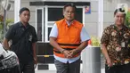 Direktur PT Harlis Tata Tahta Hartoyo (tengah) tiba di Gedung KPK, Jakarta, Senin (4/11/2019). Hartoyo diperiksa sebagai tersangka penyuap terkait pengadaan proyek jalan di Provinsi Kalimantan Timur tahun 2018-2019. (merdeka.com/Dwi Narwoko)