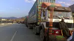 Truk-truk yang terdampar sarat dengan perbekalan untuk Afghanistan, diparkir di terminal di sepanjang jalan raya setelah penguasa Taliban Afghanistan menutup titik penyeberangan perbatasan utama Torkham, di Landi Kotal, sebuah daerah di distrik Khyber Pakistan di sepanjang perbatasan Afghanistan, Selasa (21/2/2023). Otoritas Taliban pada Minggu menutup Torkham, titik transit utama bagi pelaku perjalanan dan transportasi barang antara Pakistan dan Afghanistan, negara yang terkurung daratan. (AP Photo/Qazi Rauf)