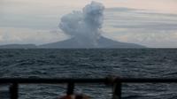 Gunung Anak Krakatau memuntahkan material vulkanik selama letusan seperti yang terlihat dari kapal Angkatan Laut Indonesia di perairan Selat Sunda (28/12). (AP Photo/Fauzy Chaniago)