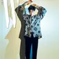 Kwon Hyun Bin juga pernah gunakan batik saat menjadi cover majalah. Ia menghiasi cover majalah tersebut dengan batik lengan panjang dengan paduan celana hitam dan sepatu coklat. (Liputan6.com/IG/@komurola)