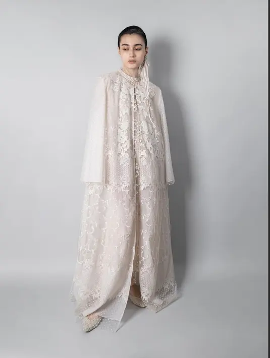 <p>Menampilkan koleksi yang penuh pernyataan, Sapto Djodjokartiko berhasil mengangkat tradisi yang dipadukan dengan modernitas. [Foto: Sapto Djodjokartiko.Dok]</p>