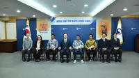 Tiga warga negara Indonesia (WNI) dianugerahi penghargaan oleh Pemerintah Korea Selatan atas aksi heroik mereka menyelamatkan warga lokal dari kebakaran hutan hebat di Yeongdeok, Provinsi Gyeongsang Utara, pada 25 Maret 2025. (Dokumentasi: KBRI Seoul)