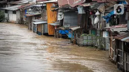 Kondisi banjir yang merendam permukiman warga bantaran Sungai Ciliwung, Jakarta, Senin (10/10/2022). Hingga pukul 09.00 WIB hari ini, Badan Penanggulangan Bencana Daerah (BPBD) DKI Jakarta mencatat sebanyak 68 RT di Jakarta terendam banjir akibat luapan Sungai Ciliwung. (Liputan6.com/Faizal Fanani)